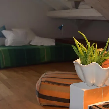 Quiet Roof-top In Apartment