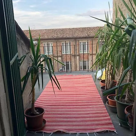 Quiet Roof-top In Apartment